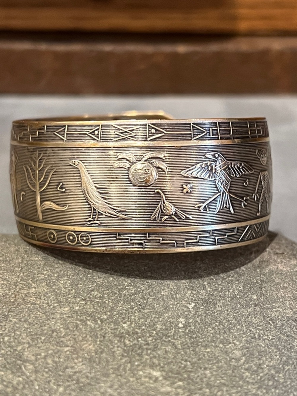 Vintage Native American Storyteller cuff Bracelet - Picture 3 of 9